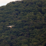 Na tle gór łososińskich  i pilot, i samolot maleńcy ...