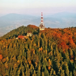 Na jego szczycie (1023m) wieża stacji teletransmisyjnej zbudowana z okazji FIS w Zakopanem  w 1962 r i o 30 lat starsze schronisko PTTK
