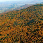 Znad Jaworza (921 m) widok w stronę Jeziora i lotniska APh - w lewym górnym rogu.