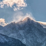 2. Lodowy. 2628 m n.p.m. Białe u szczytu to raczej wywiewany śnieg niż mgła. (ZS)