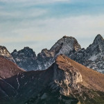 10. Na drugim planie Łomnica (2634 m n.p.m.) drugi pod względem wysokości szczyt w Tatrach (budynek kolejki linowej)  pod nim znacznie niższy Murań w Bielskich (ZS)