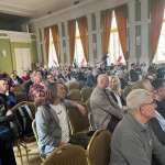 Mimo to ludu latającego miast i wsi przybyło sporo