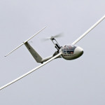 ...maszyna dwuosobowa, ma napęd śmigłowy wysuwany w locie