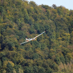 ... na wysuniętych hamulcach schodzi na lotnisko. Musi w odpowiednim miejscu z odpowiednią prędkością ...