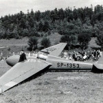 Kurów. Szybowiec "Żuraw" - poniemiecki "Kranich". W głębi widać też "domowej " roboty wyciągarkę startową dla szybowców.